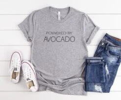 Powered By Avocado Funny Tshirts Women Graphic Tee Vegan Christmas Best Friend Gift For Her Women Mens T-shirt -Jewellery Soldes Boutique il fullxfull.2432454683 1rrk