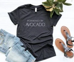 Powered By Avocado Funny Tshirts Women Graphic Tee Vegan Christmas Best Friend Gift For Her Women Mens T-shirt -Jewellery Soldes Boutique il fullxfull.2432454899 48aw