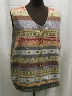 Areo Fall Fleece Christmas Motif Vest Sz L Green Fringe Hemline Barrel Shaped Wood Buttons Country Farmhouse Chic Rustic Woodland Comfort