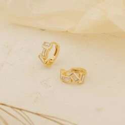 Glacier Baguette Diamond Huggie Hoops By CaitlynMinimalist • Everyday Crystal Earrings For Stacking • Perfect Christmas Gift For Her • ER200 -Jewellery Soldes Boutique il fullxfull.3755671983 4p5d