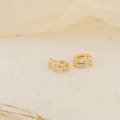 Glacier Baguette Diamond Huggie Hoops By CaitlynMinimalist • Everyday Crystal Earrings For Stacking • Perfect Christmas Gift For Her • ER200 -Jewellery Soldes Boutique il fullxfull.3755672001 lr3n