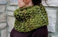 Outlander Cowl, Hand Knit Infinity Scarf For Women, Chunky Neck Warmer In Green, Shoulder Cape, Outlander Gift, Christmas Gift -Jewellery Soldes Boutique il fullxfull.663066034 l5v8