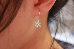 Sterling Silver SnowFlake Earrings, Blue Topaz Snowflake Earrings, Christmas Gift, Dainty Earrings, Silver Earrings Sister Gift, Mother Gift -Jewellery Soldes Boutique il fullxfull.871090098 gs3s